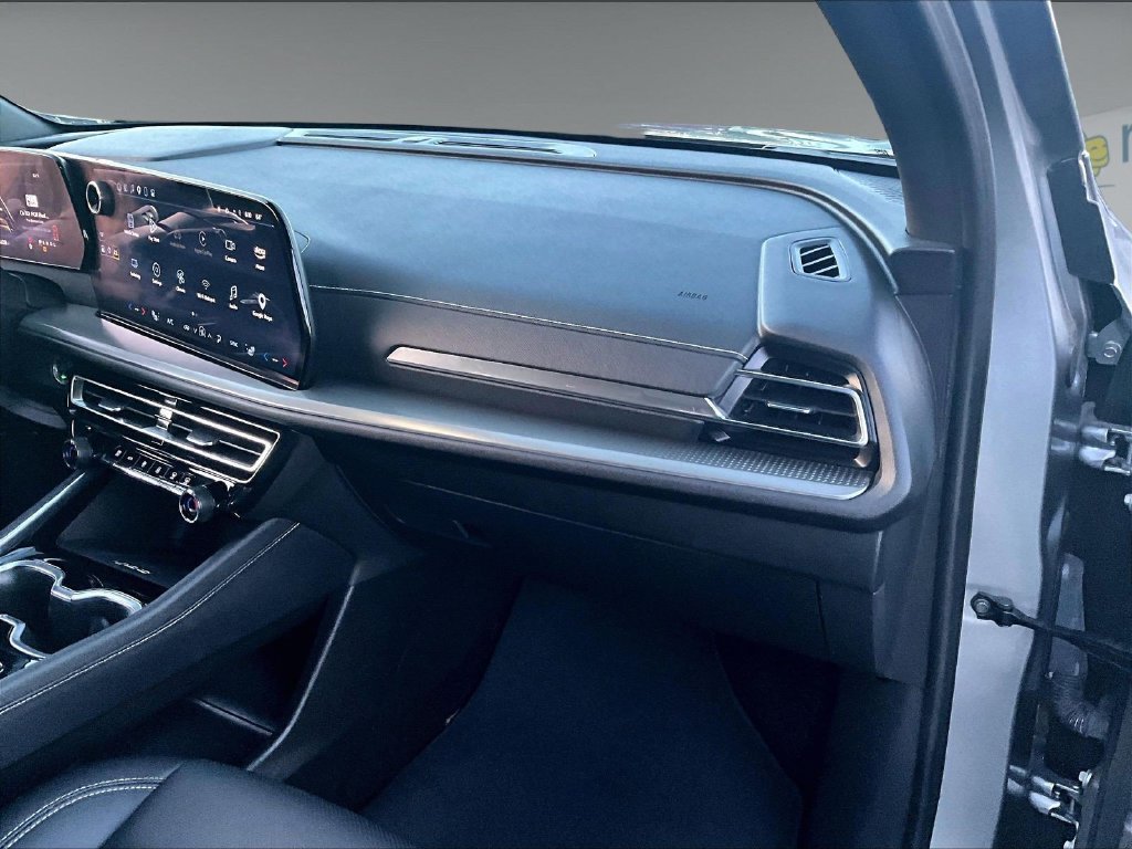 Used 2025 Chevrolet Traverse LT AWD/4WD image 13