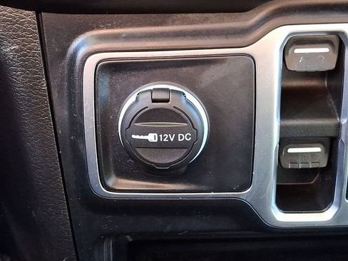 Used 2018 Jeep Wrangler Unlimited Sahara image 24