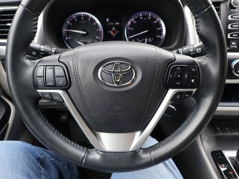 Used 2017 Toyota Highlander Limited FWD image 55