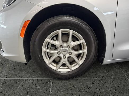 Used 2024 Chrysler Pacifica Touring-L FWD image 27