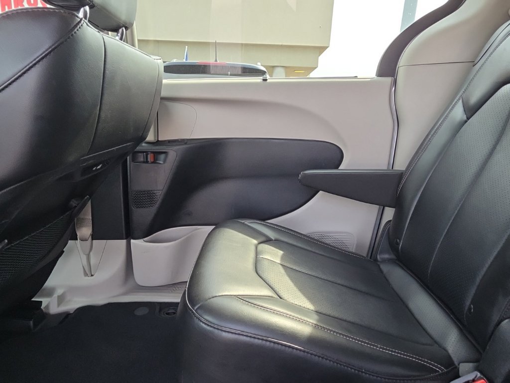 Used 2024 Chrysler Pacifica Touring-L FWD image 11