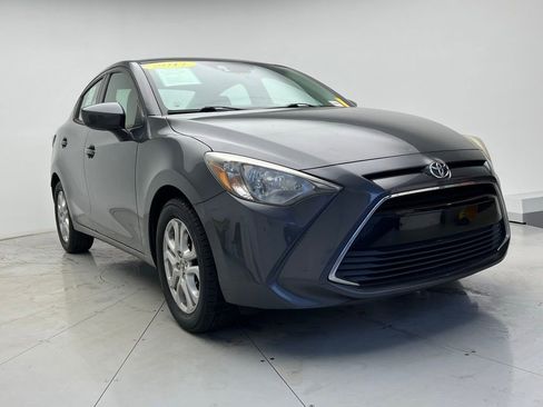 Used 2017 Toyota Yaris iA image 2