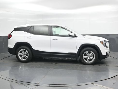 Used 2024 GMC Terrain SLE AWD/4WD image 3