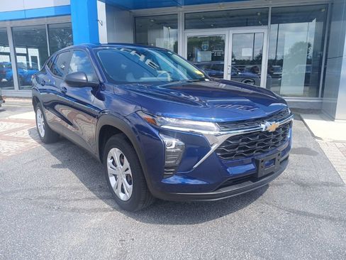 Used 2024 Chevrolet Trax LS FWD image 3