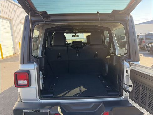 Used 2022 Jeep Wrangler Unlimited Sahara image 10