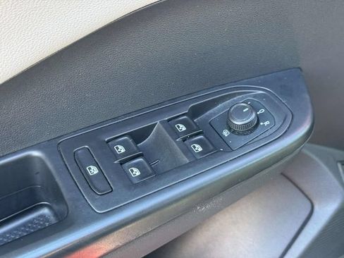 Used 2022 Volkswagen Taos SE FWD image 17