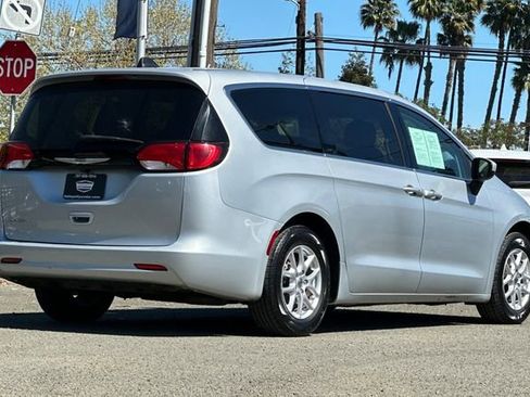 Used 2022 Chrysler Voyager LX image 5