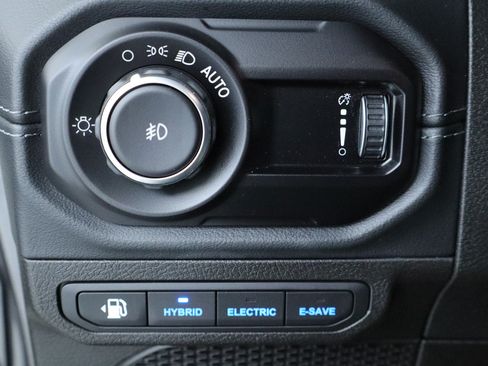 Used 2024 Jeep Wrangler Unlimited Sahara w/ Technology Group AWD/4WD image 24
