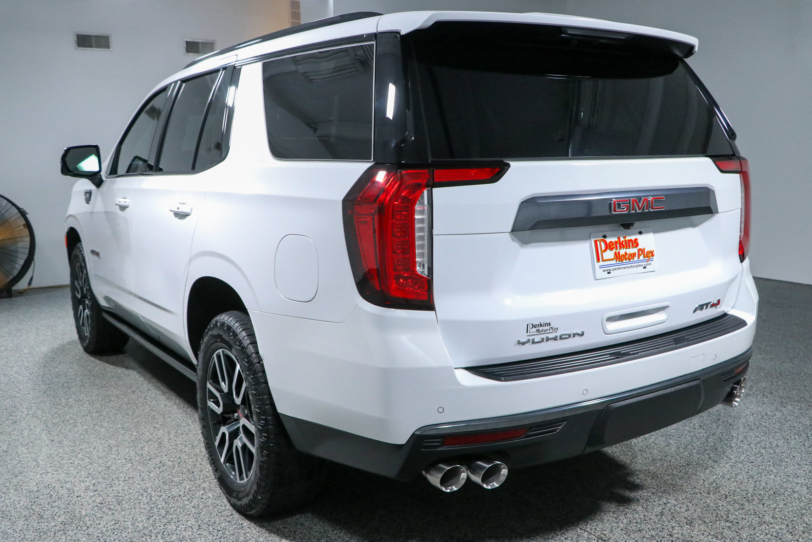 Used 2023 GMC Yukon AT4 w/ Technology Package AWD/4WD image 9