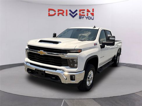 Used 2025 Chevrolet Silverado 2500 LT w/ Convenience Package AWD/4WD image 8