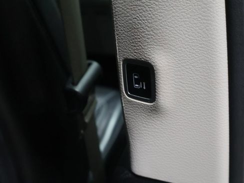 Used 2023 Chrysler Pacifica Touring-L image 24