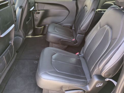Used 2021 Chrysler Pacifica Touring-L w/ Uconnect Theater Family Group AWD/4WD image 19