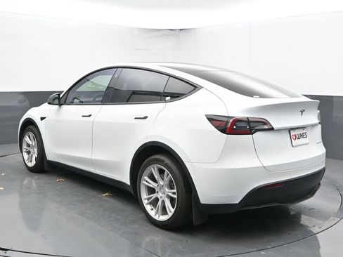 Used 2022 Tesla Model Y Long Range image 8