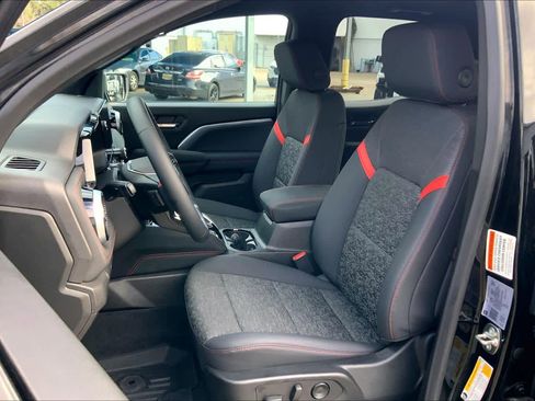 Certified 2024 Chevrolet Colorado Z71 w/ LPO, Dark Essentials Package image 8