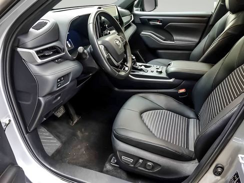 Used 2025 Toyota Highlander XSE AWD/4WD image 10