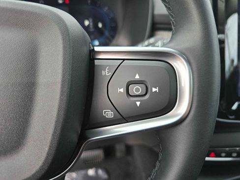 Used 2025 Volvo XC40 B5 Core image 28