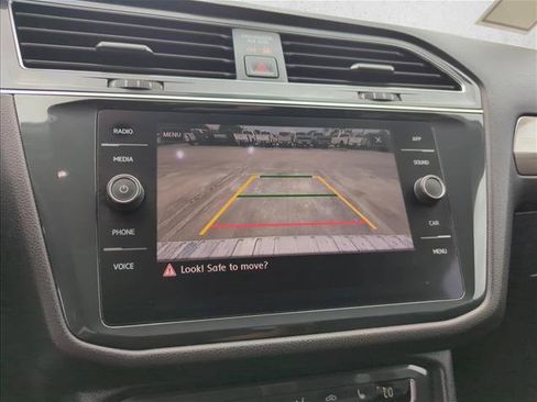 Used 2020 Volkswagen Tiguan SE w/ Panoramic Sunroof Package FWD image 12