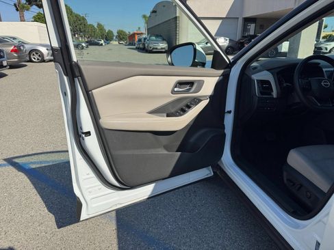 Used 2025 Nissan Rogue SV FWD image 18
