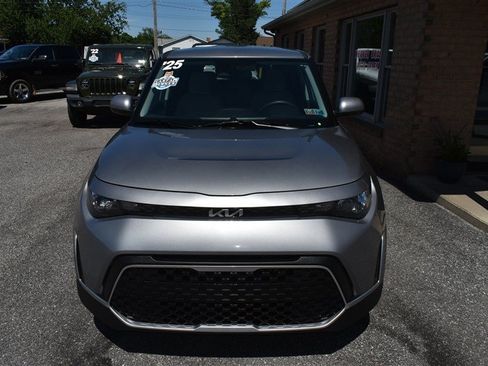 Used 2025 Kia Soul LX w/ LX Technology Package FWD image 7