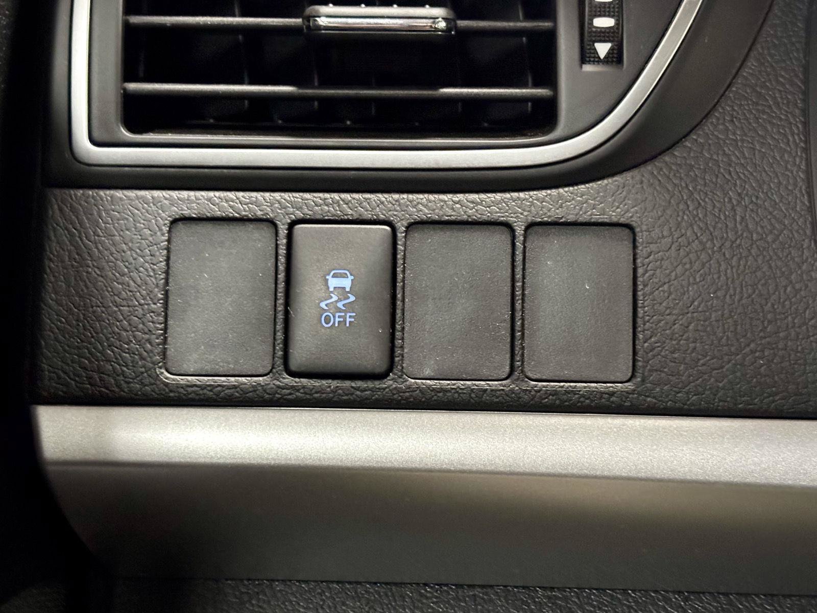 Used 2015 Toyota Camry SE FWD image 25