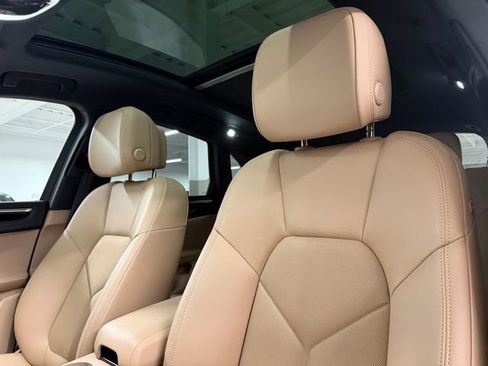 Certified 2023 Porsche Macan AWD/4WD image 23