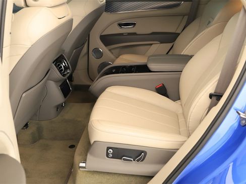 Used 2021 Bentley Bentayga Base image 28