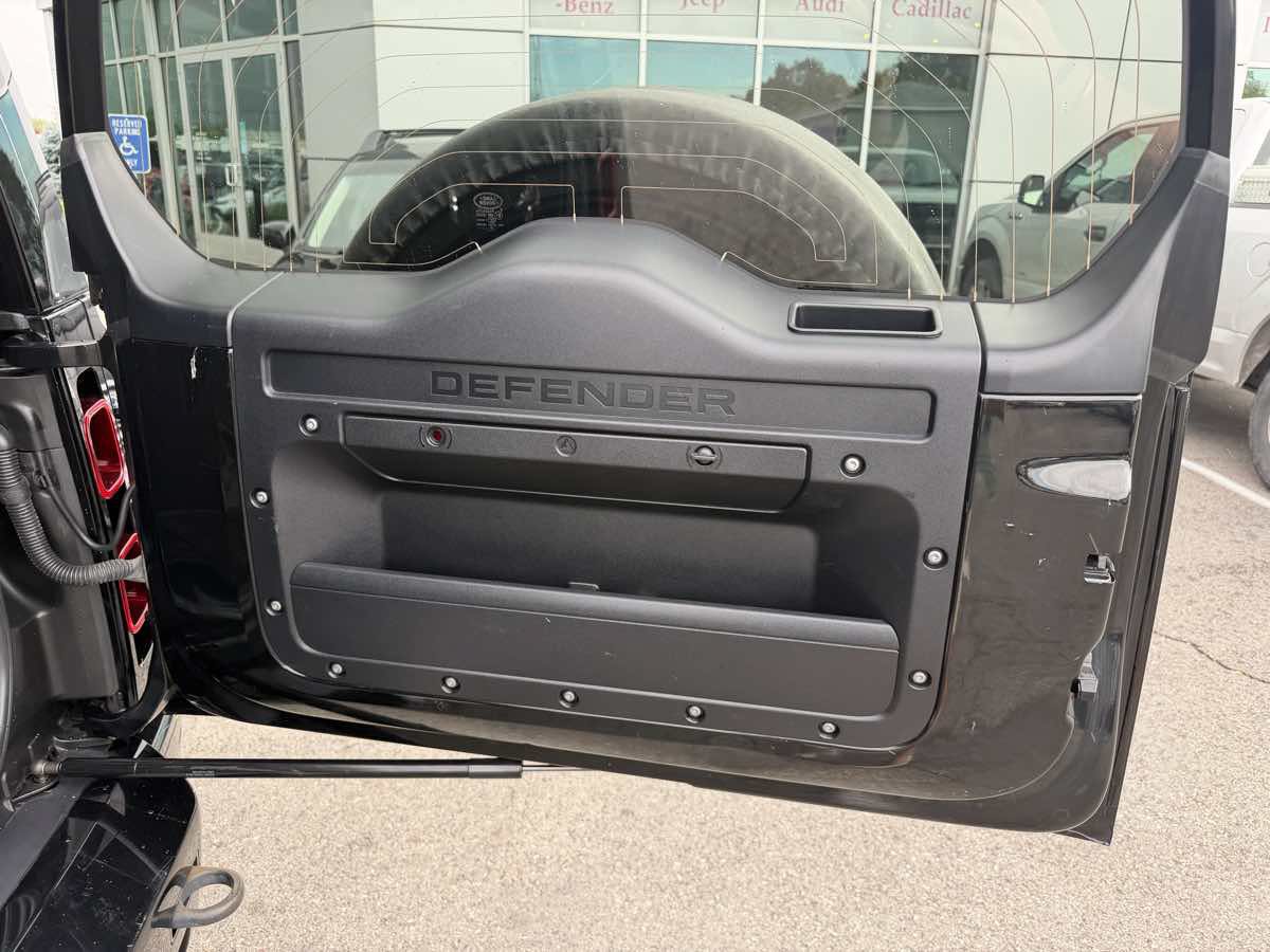 Used 2024 Land Rover Defender 130 X-Dynamic SE AWD/4WD image 19