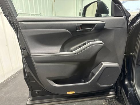 Used 2023 Toyota Highlander L FWD image 21