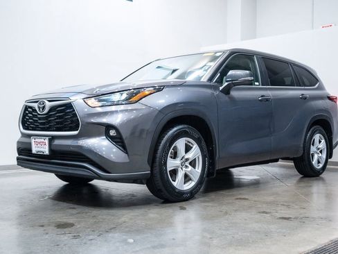 Used 2024 Toyota Highlander LE AWD/4WD image 3