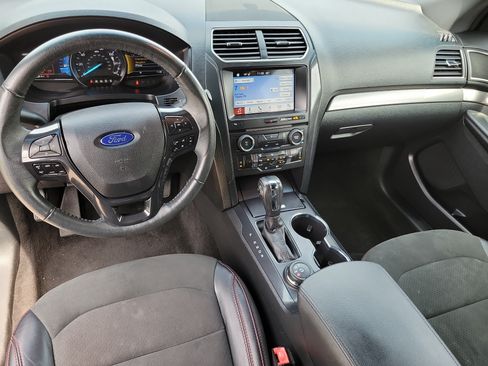 Used 2018 Ford Explorer XLT w/ Equipment Group 202A AWD/4WD image 9