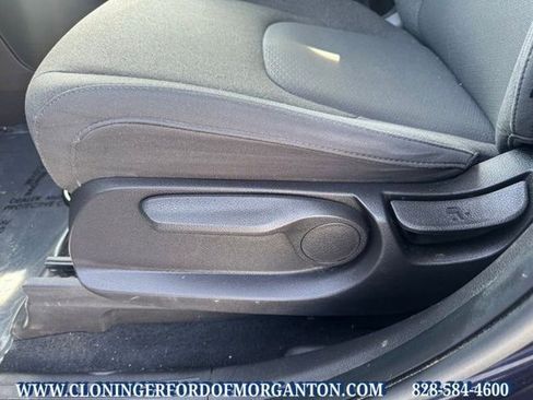 Used 2023 Kia Carnival LX FWD image 24