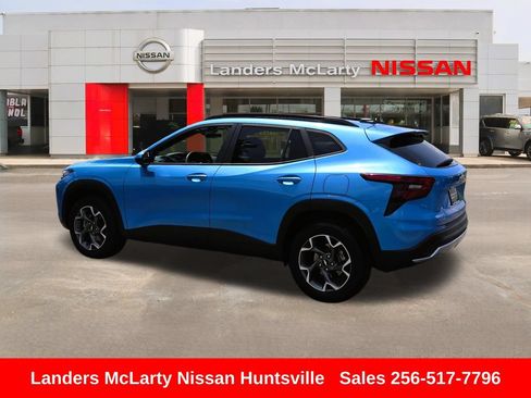 Used 2025 Chevrolet Trax LT FWD image 6
