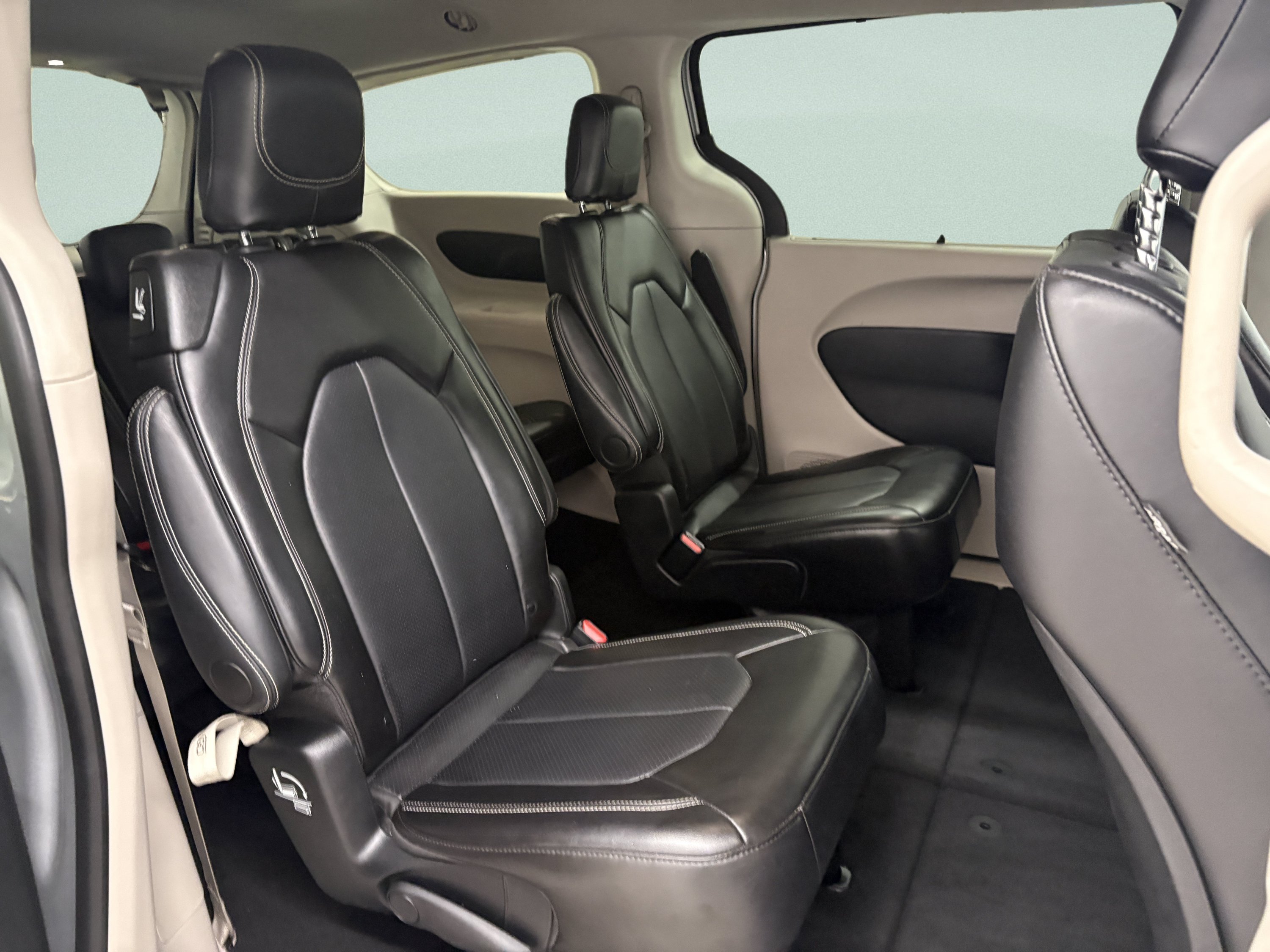 Used 2024 Chrysler Pacifica Touring-L FWD image 24