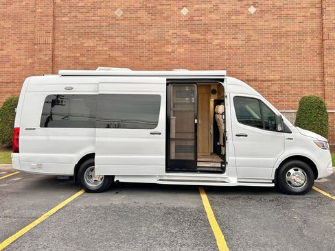Used 2020 Mercedes-Benz Sprinter 3500 w/ Windows All Around Package image 18
