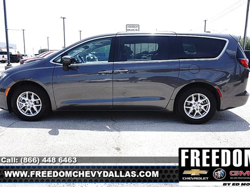 Used 2023 Chrysler Voyager LX FWD image 4
