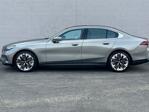 Used 2024 BMW i5 eDrive40i w/ M Sport Package image 9