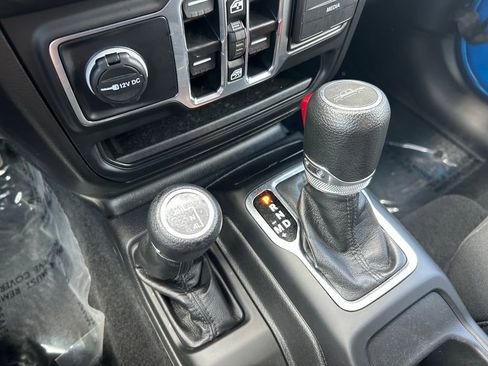 Certified 2023 Jeep Gladiator Sport AWD/4WD image 15