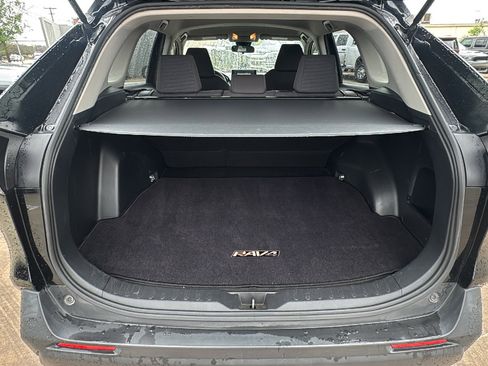 Used 2019 Toyota RAV4 LE FWD image 24