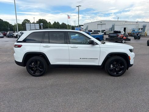 Used 2023 Jeep Grand Cherokee Limited w/ Black Appearance Package AWD/4WD image 2