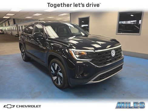 Used 2025 Volkswagen Atlas Cross Sport SE FWD image 1