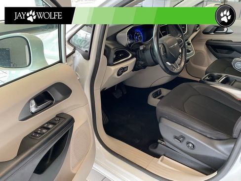 Used 2020 Chrysler Pacifica Touring FWD image 9