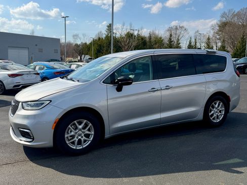 Used 2024 Chrysler Pacifica Touring-L image 1