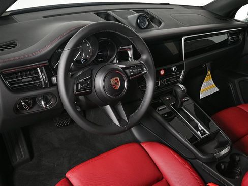 Certified 2025 Porsche Macan image 4