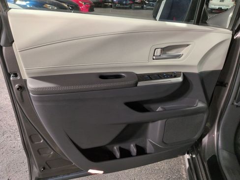 Used 2024 Toyota Sienna XLE FWD image 10