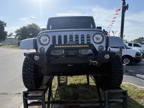 Used 2018 Jeep Wrangler Unlimited Sahara AWD/4WD image 2