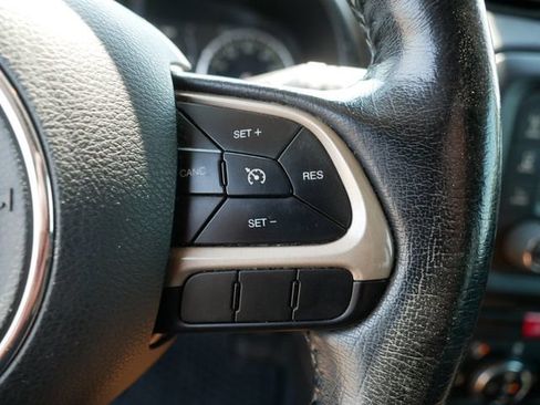 Used 2017 Jeep Renegade Latitude w/ Popular Equipment Group AWD/4WD image 26