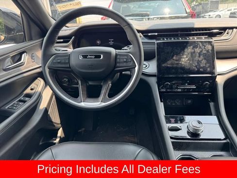Used 2025 Jeep Grand Cherokee Limited w/ Black Appearance Package AWD/4WD image 8