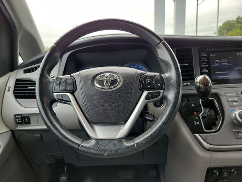 Certified 2020 Toyota Sienna XLE FWD image 25