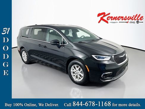 Used 2023 Chrysler Pacifica Touring image 1