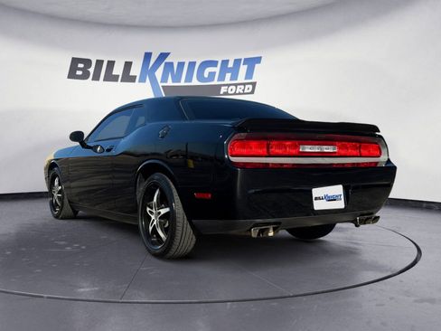 Used 2014 Dodge Challenger SXT image 3